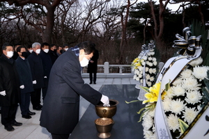 [NSP PHOTO]주낙영 경주시장, 충혼탑 참배로 새해 업무 시작