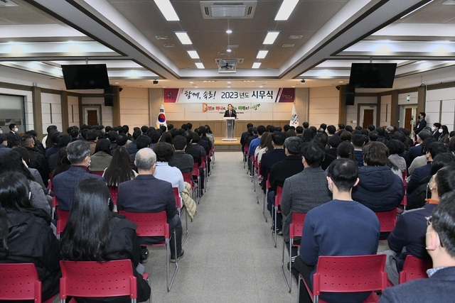 NSP통신-이병선 속초시장이 시무식에서 직원들에게 속초의 미래에 대해 말하고 있다. (속초시)