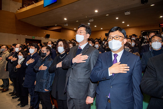 NSP통신-2일 백운아트홀에서 진행된 2023년 시무식에서 원강수 원주시장을 비롯한 참석자들이 국민의례를 하고 있다. (원주시)