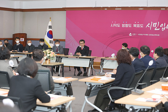 NSP통신-김홍규 강릉시장이 2023년 첫 확대간부회의를 개최했다. (강릉시)