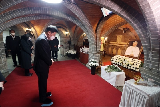 [NSP PHOTO]김진표 국회의장, 명동대성당 찾아 故 베네딕토 16세 전 교황 조문