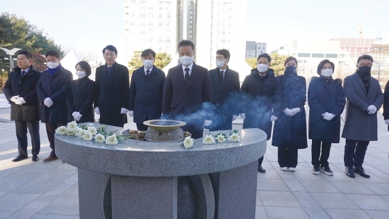 NSP통신-2일 더불어민주당 경기도당이 올해 새해를 맞아 현충탑 참배및 단배식을 거행했다. (더불어민주당 경기도당)