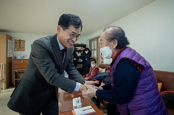 NSP통신-새해를 맞아 목1동 만수경로당을 찾아 어르신께 인사드리는 이기재 양천구청장 (양천구)