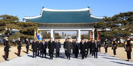 NSP통신-한국건설기술인협회 윤영구 회장을 비롯한 주요 인사들이 국립서울현충원을 찾아 참배하러ㅓ 가고 있다 (한국건설기술인협회)