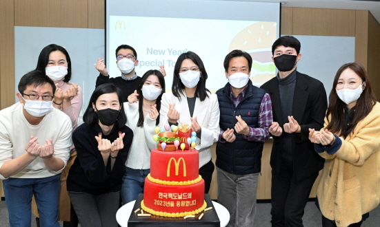 NSP통신-한국맥도날드 김기원 대표(가운데)와 임직원 (한국맥도날드 제공)