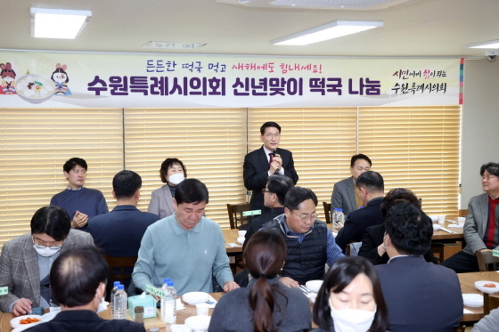 NSP통신-5일 떡국나눔행사에서 김기정 수원시의회 의장(가운데)이 인사말을 하고 있다. (수원시의회)