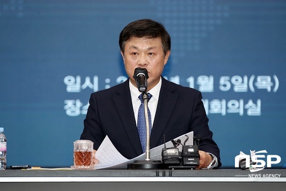 NSP통신-이학수 정읍시장이 5일 시청 대회의실에서 기자회견을 열고 2023년 핵심 시책을 담은 시정 운영을 발표하고 있다.