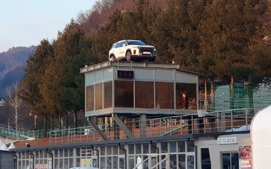 NSP통신-2023 화천 산천어 축제 행사장 방송타워 위에 토레스 차량이 전시되어 있다. (쌍용차)