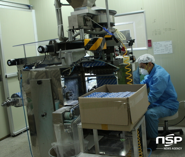 NSP통신-한 작업자가 선진바이오 제품인 고체가글을 생산하는 모습. (김종식 기자)