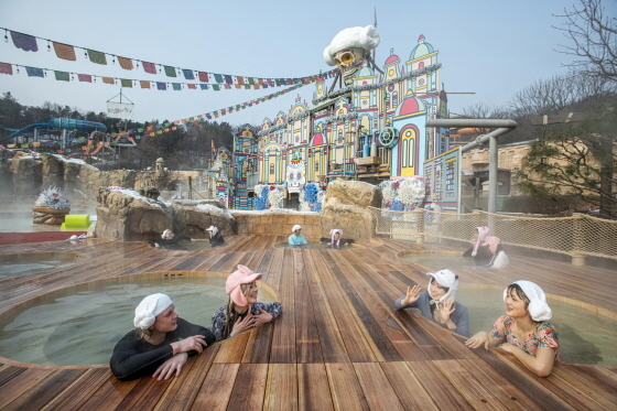 NSP통신-캐리비안 베이의 어드벤처 스파에서 온천을 즐기고 있다 (삼성물산 리조트부문)