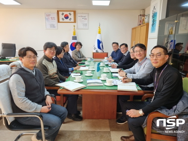 NSP통신-이철우 경상북도지사가 올해 최우선 과제는 농업 대전환이라고 신년 각오를 밝힌 가운데, 새해를 맞아 도 농정국과 농업기술원이 한자리에 모였다. (경상북도)