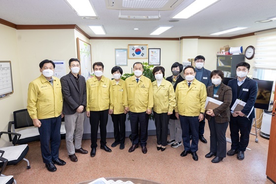 NSP통신-서울시 강서구의회 의원들이 강서보건소를 격려 방문한 후 기념사진을 찍고 있다. (강서구의회)