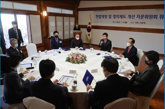 NSP통신-헌법개정 및 정치제도 개선 자문위원회 회의 모습 (국회의장 공보수석실)