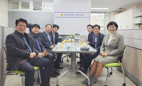 NSP통신-경기도의회 안양상담소에서 문형근·김성수·이채명·장민수 경기도의원들이 장영근 안양시 부시장, 이병준 기획경제실장과 함께 안양시 지역발전에 대한 정담회 가운데 기념촬영을 하고 있다. (경기도의회)