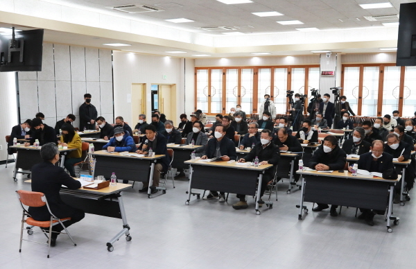 NSP통신-오도창 영양군수는 10일 군청 대회의실에서 열린 언론관계자 간담회에서 지난해 주요성과와 2023년 계묘년(癸卯年) 새해 군정 추진 방향을 제시했다. (영양군)