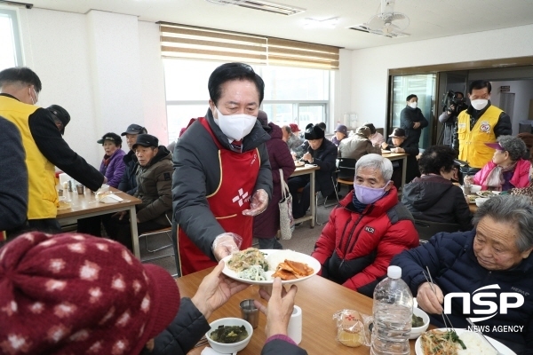 NSP통신-권기창 안동시장은 지난 5일 북후면 소재 애명복지촌을 방문해 시설 전반을 곳곳마다 둘러보며 사회복지 종사자와 이용자들에게 새해 인사와 격려를 전했다. (안동시)