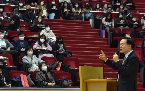 NSP통신-10일 임태희 경기도교육감(오른쪽)이 학술포럼에서 발언을 하고 있다. (경기도교육청)