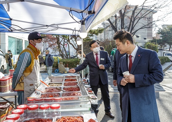 NSP통신-김태우 서울 강서구청장(오른쪽)이 2023년 설맞이 자매결연지 직거래장터를 찾아 농특산물 판매부스를 둘러보고 있다. (강서구)