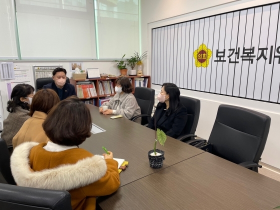 NSP통신-최종현 경기도의원이 도의회 보건복지위원장실에서 김미경 수원시어린이집연합회 가정분과 분과장을 비롯한 임원진과 민간가정 39인 이하 소규모어린이집 발전방안에 대한 정담회를 하고 있다. (경기도의회)