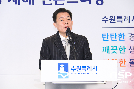 NSP통신-12일 이재준 수원시장이 신년기자회견에서 경제특례시 구상을 설명하고 있다. (조현철 기자)