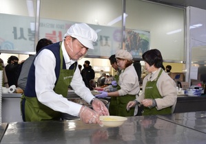 [NSP PHOTO][지자체동정]담양군 이병노 군수, 12일 노인복지타운 찾아 급식 봉사 실시