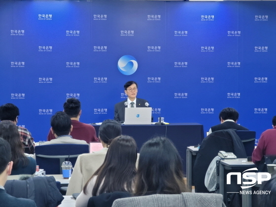 NSP통신-13일 이창용 한국은행 총재가 기자간담회에서 기자들의 질문에 답하고 있다. (한국은행)