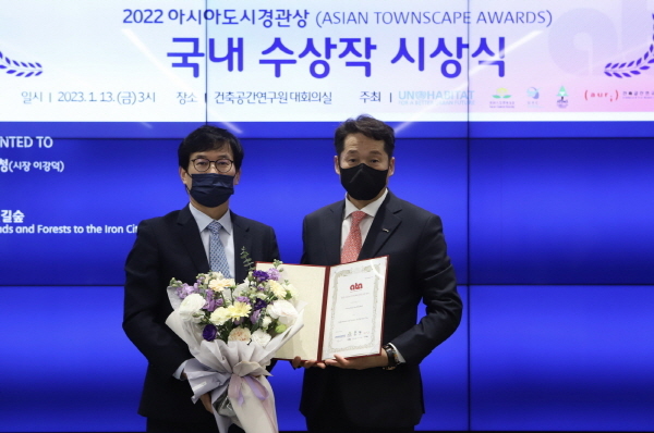 NSP통신-포항시는 13일 세종특별자치시 소재 건축공간연구원에서 개최된 2022 아시아 도시 경관상 국내 시상식에 참석해 본상을 수상했다. (포항시)