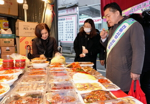 [NSP PHOTO]이재준 수원시장, 전통시장 방문해 새해 인사