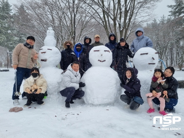 NSP통신-생환광부 박정하씨와 가족은 지난15일 나리분지에서 가족 모두의 건강을 담아 눈사람을 만들었다. (울릉군)