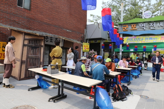 NSP통신-군포역전시장 옛장터 재현행사 모습. (군포시)