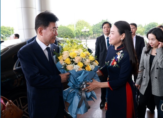 NSP통신-응우옌 티 투 하 베트남 닝빙省 당서기(우)가 김진표 국회의장(좌)을 환영하고 있다.