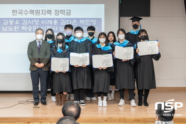 NSP통신-월성원자력본부 김한성 본부장(앞줄 맨 왼쪽)은 한국국제통상마이스터고등학교 졸업식에서 장학금을 전달했다. (월성원자력본부)