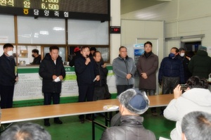 [NSP PHOTO]담양군 이병노 군수, 설 명절 앞두고 가축시장 현장 방문