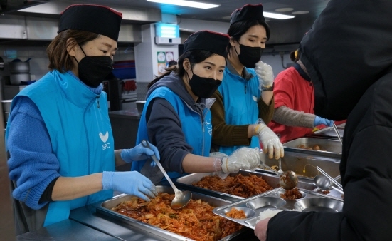 NSP통신-성남시 노숙인 무료 급식소 안나의집에서 SPC 임직원들이 배식 봉사활동을 하고 있다. (SPC그룹 제공)