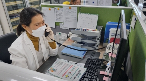 NSP통신-안산시 관계자가 동절기 2가 백신접종을 독려하고 있다. (안산시)