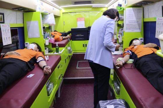 NSP통신-성남소방서 직원들이 버스에서 헌혈을 하고 있다. (성남소방서)