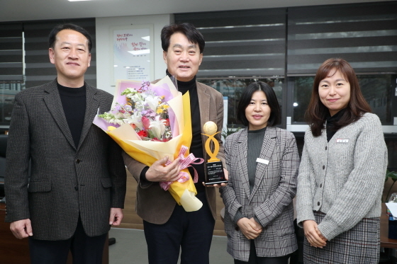 NSP통신-군포시가 제5회 한국 지방자치단체 회계대상에서 장려상을 수상한 가운데 하은호 군포시장(왼쪽 두번째)을 비롯한 시 관계자들이 기념촬영을 하고 있다. (군포시)