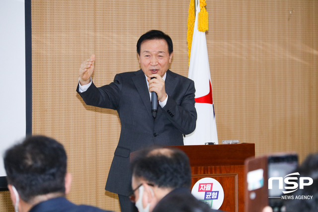 NSP통신-17일 임태희 경기도교육감이 기자회견에서 경기 미래교육에 대해 설명하고 있다. (조현철 기자)