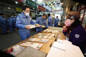 [NSP PHOTO]포스코 포항제철소, 설 앞두고 인근 4개 전통시장 장보기 나서...새해에도 이어지는 지역 사랑 실천