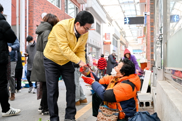 NSP통신-영덕군은 설 명절을 맞아 관내 전통시장 활성화를 위해 지난 12일부터 오는 20일까지 전통시장 장보기 행사를 시행한다. (영덕군)