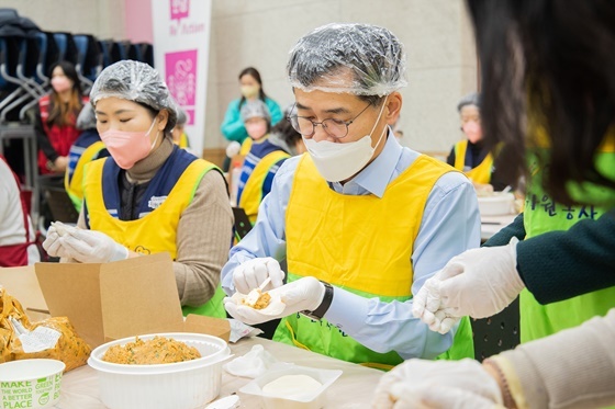 NSP통신-설맞이 취약계층 직접 만두 빚기 행사에 직접 동참 중인 이기재 양천구청장 (양천구)