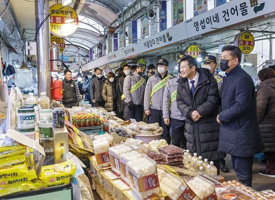 NSP통신-김태우 서울 강서구청장(오른쪽 두 번째)이 김원태 강서경찰서장 등과 함께 우장산동 송화벽화시장을 찾아 점포를 둘러보고 있다. (강서구청)