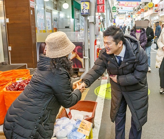 NSP통신-김태우 서울 강서구청장(오른쪽)이 화곡중앙시장을 찾아 상인들과 인사하고 있다. (강서구)