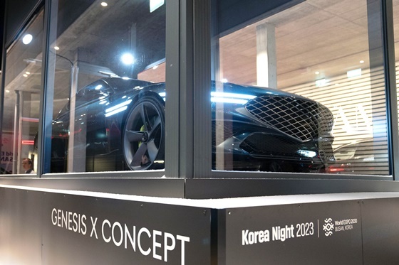 NSP통신-한국의 밤 행사가 열린 스위스 다보스 아메론호텔에 부산세계박람회 로고가 적용된 투명 컨테이너를 설치하고 그 안에 콘셉트카 제네시스 엑스(Genesis X) 전시 모습 (현대차그룹)