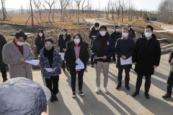 NSP통신-본오뜰 침수피해 대책 특위 위원들이 현장에서 농민들로부터 침수 당시의 상황과 피해 규모를 전해듣고 있다. (안산시의회)