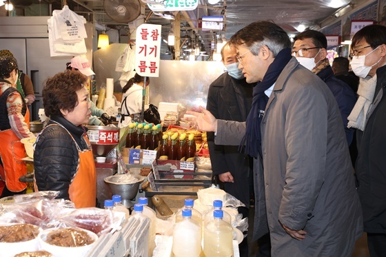 NSP통신-설맞이 전통시장 민생탐방(원당 시장)