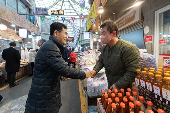 NSP통신-지역 전통시장을 방문해 소통중인 이기재 양천구청장 (양천구)