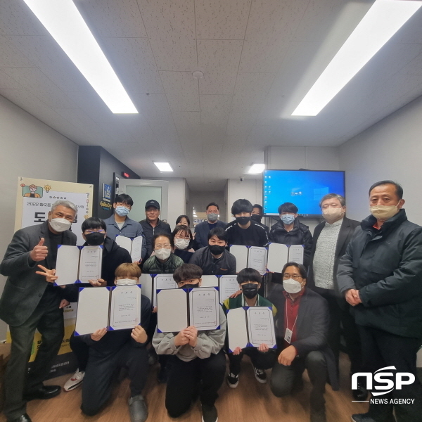 NSP통신-경주시는 황오동 원도심 도시재생사업으로 추진 중인 마을방송국 운영 기초교육 수료식을 지난 17일 성동시장 오픈 스튜디오에서 가졌다. (경주시)