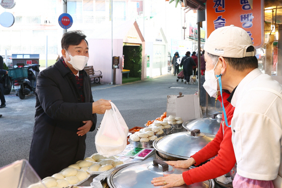 NSP통신-20일 김성제 의왕시장이 부곡도깨비시장에서 장보기 행사에 참여하고 있다. (의왕시)