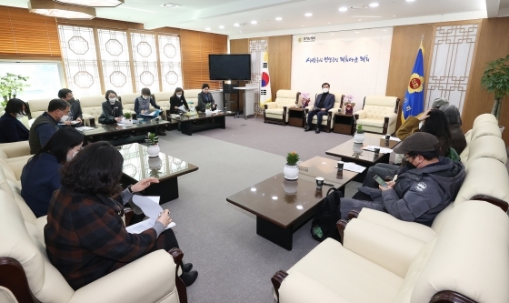 NSP통신-염종현 경기도의회 의장이 19일 의장 접견실에서 발달장애인 가족 김미하 씨를 비롯해 전국장애인부모연대 경기지부 김미범 지부장 등 장애인 인권활동가들과 발달장애인 자녀에 대한 실질적 긴급 지원 대책을 논의하고 있다. (경기도의회)